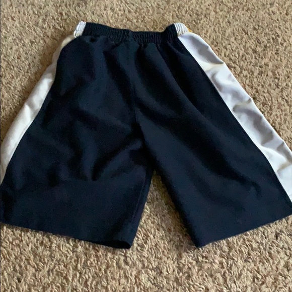 Nike kids Basketball shirt and shorts - Picture 7 of 8